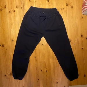 Cole buxton sweatpants  - Säljer mina Cole buxton sweatpants i storlek M nypris är 1800 så dont miss out på ett steal!