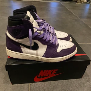 Säljer AJ1 court purple - Bin: 2000 Cond: 7-8/10 inga creases pga creaseskydd. Size 42,5 Eu fits tts. Skriv om ni har frågor. Kvitto finns