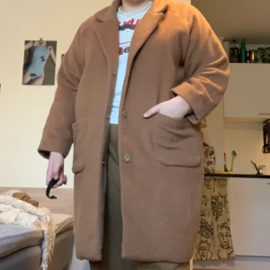 Brun kappa - Brun kappa köpt på Monki för några år sen. Fint skick! Kan typ ett lite ”fluffigt” tyg. Storlekt M, men i oversizemodell, så den passar även på större storlekar. För referens så brukar jag ha kring storlek xl-xxl på jackor. Köparen står för frakt.