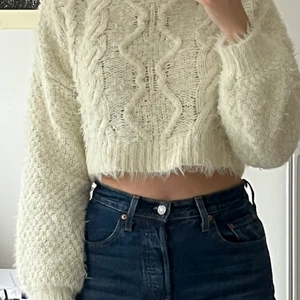 Urban Outfitters Cropped Cable Sweater S - in very good condition sweater, can go for a second round, very warm 🤍