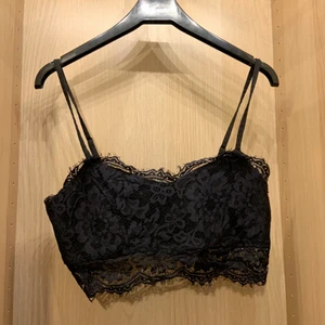 Spets crop top, lace  - Ännu en festtopp som tar folk med storm. Justerbara band 