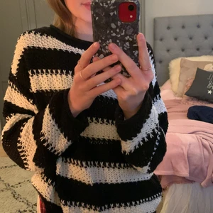 Stickad tröja - En tröja ifrån mango som har storlek 152 men skulle säga att den passar en storlek XS-S👍🏻 fint skick