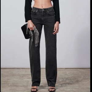 Mid Waist jens - Mid waist jeans från zara, gråa. Säljer för att ja inte tycker om passformen.