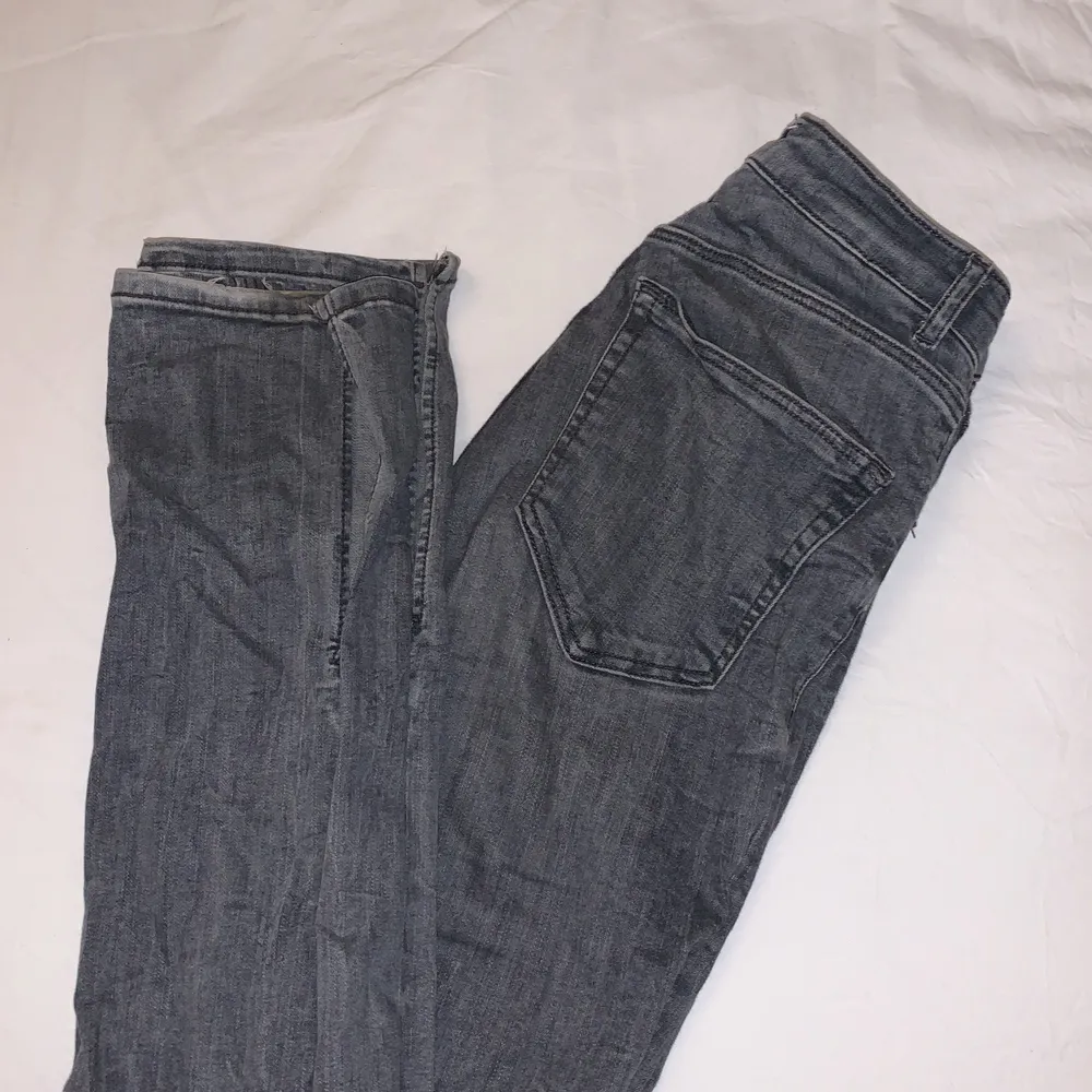 Samma jeans som första bilden UTAN hålen i knäna!!! Trampat sönder lite i nederkanten därav priset. Köpta för 369. Köparen står för frakt. Jeans & Byxor.