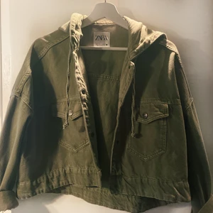 Zara corp jacka - Mjuk militärgrön, från zaras höstkollektion (slutsåld i butik)