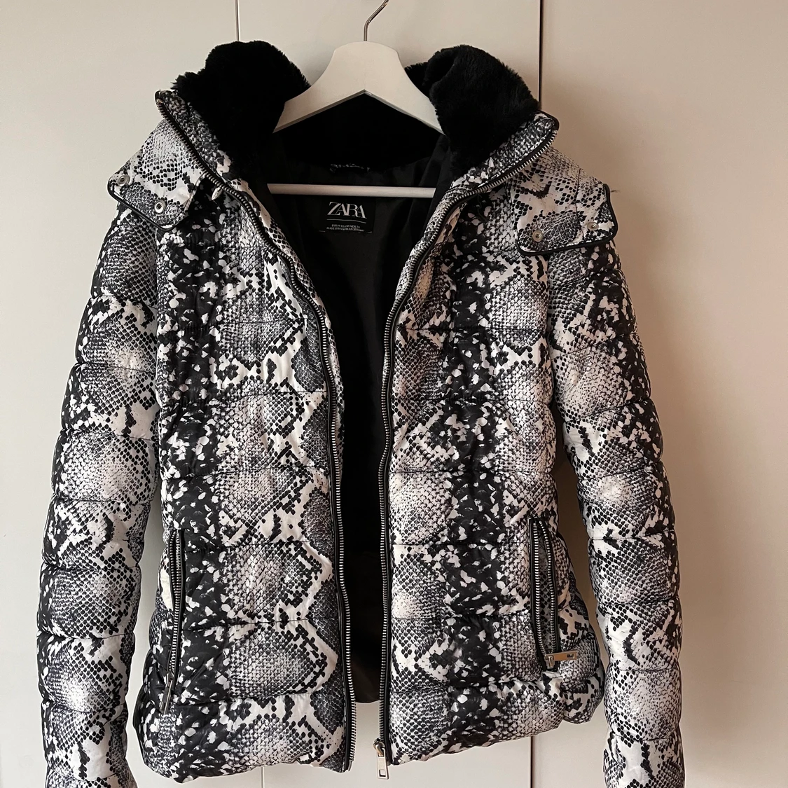 Zara jacka med orm mönster
