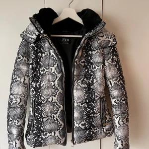 Zara jacka med orm mönster - En jacka från Zara jag säljer då den inte kommer till användning, använd bara ett fåtal gånger, därför är den i utmärkt skick! Luvan samt fickorna har ett mjukt och fluffigt material.