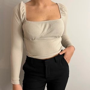 Topp - Jätte fin topp med puffärmar ifrån ginatricot! Knappt använd🥰