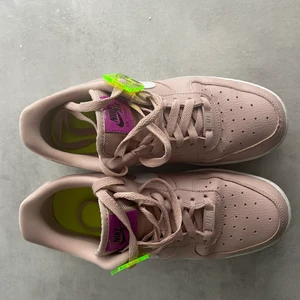 Nike air force 1 str 40 - Säljer mina knappt använda Nike air force Stone då dom var försmå för mig. Använda 5 gånger och bra skick. Små i storleken! Köpta för 1200