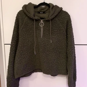 Grön fleece kofta - En skogsgrön fleece kofta prefekt till denna vinter som ska komma. HALVA PRISET PÅ FRAKTEN 