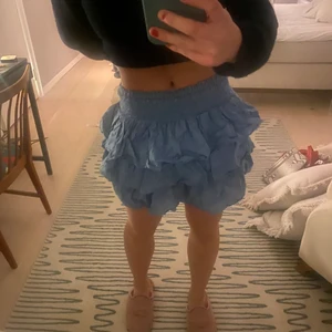 Volangkjol! - Volangkjol för H&M. Ej struken på bilden hehe, stryker den givetvis innan nästa ägare för ta över den. Väldigt fin blå färg. Fåtalet gånger använd, inga slitage. 