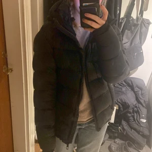 Jacka - Säljer min fina jacka från Everest. Köptes i vintras för 2100kr och knappt använd. Strl 44 men sitter lite oversized på mig som brukar ha S/M då jag upplever jackan som något mindre i strl, passar S-L! Säljer för 1100kr pris kan diskuteras!! Fraktar eller möter upp i Stockholm💖💖💖