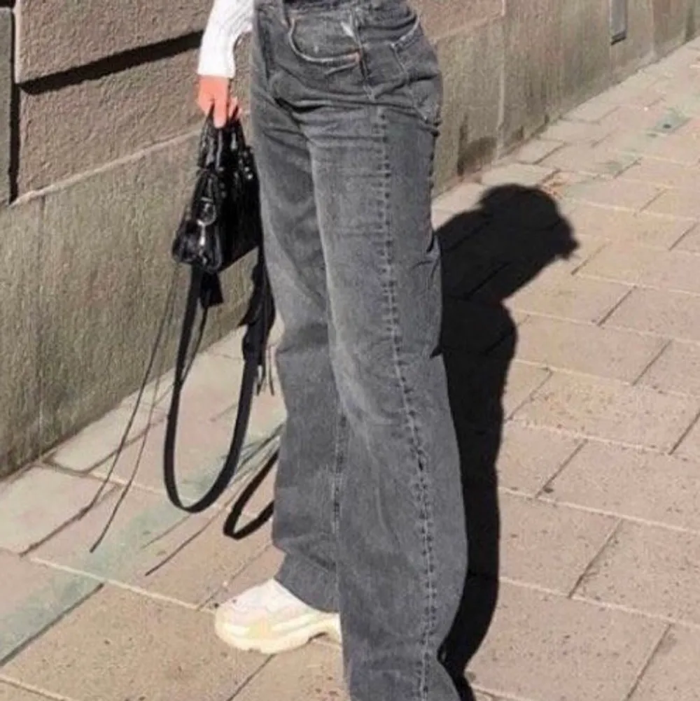 Super fina gråa Zara jeans i strl 38, sitter jätte bekvämt! Går att klippa och sy upp om de är för långa 🧚💕 Jag är 167 och de är precis vid hälen på mig, skriv för fler bilder!!⚡️⚡️ Säljer pga att jag inte använder. Jeans & Byxor.