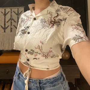 Cropped skjorta - Cropped safariskjorta med knytband i midjan som ger snatch hehe. Har sytt den själv för ett tag sedan, så den är rätt trådig på insidan, dock syns inte detta från utsidan. 
