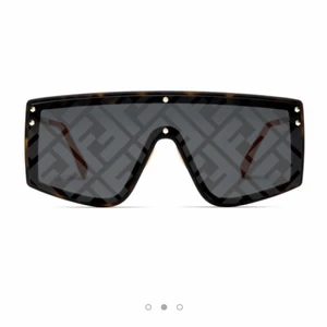 Fendi solglasögon - Sjukt trendiga snygga FENDI solglasögon med FENDI loggan över hela glaset (syns dock ej inifrån) stabila och man känner sig som en A kändis foreal. Har även i guldbruna se nästa annons.