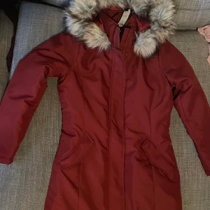Helt ny vinterjacka S/M - Oanvänd, lappen sitter kvar. Jättesnygg vinterjacka som är storlek S men passar även M. Hade gärna behållt men behöver akut pengarna. 100:- eller högst bjudande, frakt 66:- spårbart 🥰