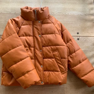 Puffer jacket  - Puffer jacket i veganskt läder. Helt ny och alltså toppenskick. Super för vintern! 