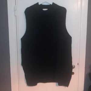 H&M stickad väst/slipover - Svart stickad väst från H&M säljes.