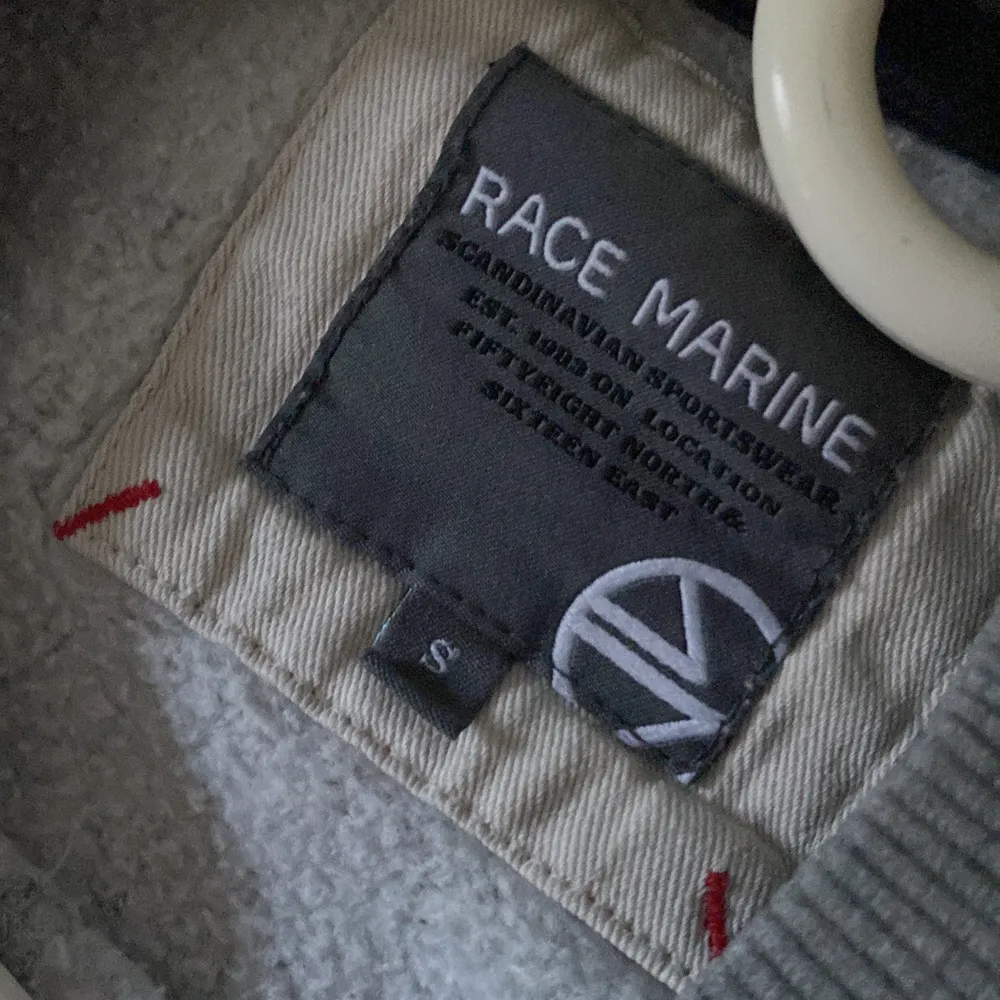 Race marine sweatshirt i bra skick, köparen står för frakt. Tröjor & Koftor.