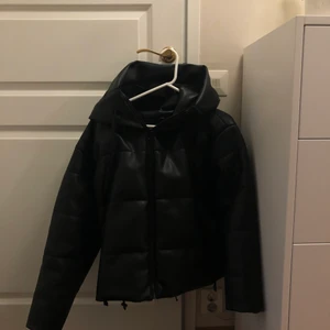 Pufferjacka i skinn - En till jättesnygg pufferjacka i skinnmaterial från Zara. Jag är 166 cm lång och när storlek M.   