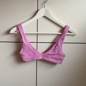 Rosa set - Ett rosa set från Zara som inte används längre. Har använts 2 gånger och tvättats. Super skönt material att sova i eller att bara gå runt med hemma. Toppen är i storlek XS och shortsen i M.