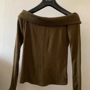 Offshoulder topp - En militärgrön Offshoulder topp