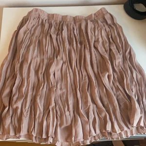 NA-KD kjol perfekt till julfirande! - Smickrande kjol i lila rosa, inga defekter!