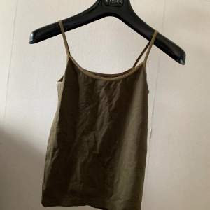 Ett enkelt linne i militärgrön färg i stretchigt material 