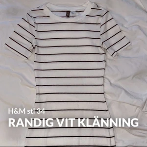Klänning  - Jättefin svart/vit klänning från h&m, stl XS/34(passar även dig som har stl S). Nypris 200kr. Köpt förra sommaren. Men kom aldrig till användning. Klänningen är i nyskick, det är bra material, samt stretchigt tyg. Bra längd, sluta alltså inte för kort.   Frakt tillkommer!
