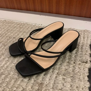 Klack skor - Jätte fina klackar!! Enkla att gå i och snygga. Har 2 likadana par därför säljer jag dessa. Aldrig använda