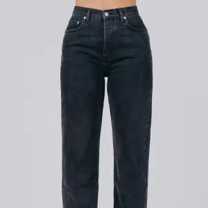 Washed black jeans från A- dsgn i st:S. Använda ett fåtal gånger är i perfekt skick. Säljer för att det inte kommer till användning. 