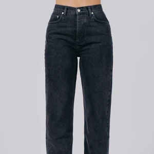 A-dsgn jeans  - Washed black jeans från A- dsgn i st:S. Använda ett fåtal gånger är i perfekt skick. Säljer för att det inte kommer till användning. 
