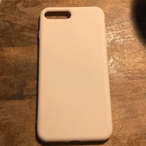 Mobilskal - Säljer detta mobilskal för iphone eftersom när jag köpte det råkade jag ta i fel storlek så är i bra skick, skriv privat om intresserad, köparen står för frakten💕