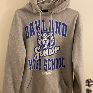 Hoodie - Suuupersnygg hoodie från boohoo i storlek s💓 säljer den då jag inte använder den längre🤍💙 Om många är intresserade blir det budgivning🤍