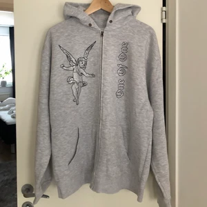 One of One Grey Angel Hoodie - Säljes pga att den inte används. 8/10. Vid eventuell frakt står köparen för det, annars är meetup i Malmö/Lund möjligt. 
