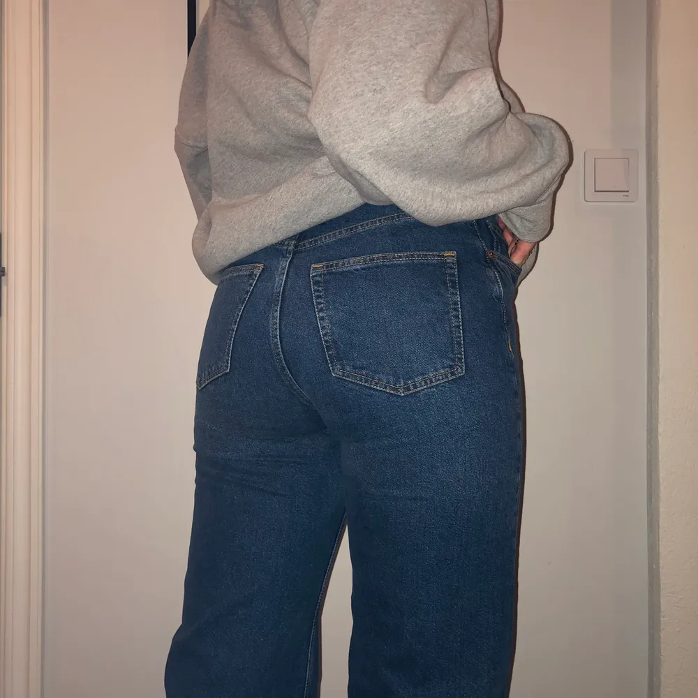 Helt oanvända jeans från Monki i W.28! Jag är 169 cm lång.. Jeans & Byxor.