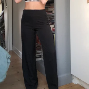 Svarta utsvängda byxor  - Säljer dessa otroligt snygga svarta byxor med breda ben. De har ett tunt och väldigt skönt material och är i väldigt bra skick. Storlek 36. 100kr+frakt 