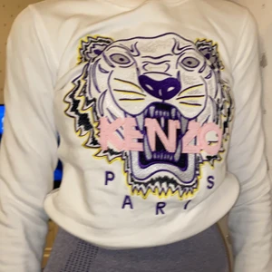 kenzo tröja - äkta kenzo tröja i storleken xs, använts sällan och är i bra skick(orginalpris 2000)