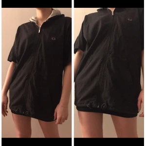 Champion Hoodie - Kortärmad hoodie från champion! Använd fåtal gånger. Möts på söder eller fraktar (fraktkostnad ingår ej). Tjejen på bilden är ca 160cm lång