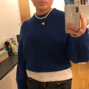 Stickad kofta  - Så fin stickad tröja i nice blå färg. Det är ull i så kvaliteten är super! Strl. S från Weekday! ✨✨