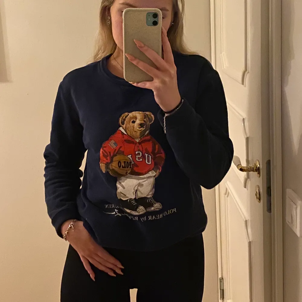 Sweatshirt från Ralph Lauren, passar XS/S beroende på hur man önskar att den ska sitta. . Tröjor & Koftor.