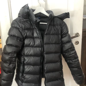 Dunjacka - Säljer nu min Ralph lauren jacka!! Den har ett lite mer glansigt material som bara gör den snyggare, stl xl men den är ifrån kidsbranstore så det är xl i barnstorlek. Skulle säga att den mer är som xs/s
