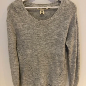 Stickad tröja  - Fin grå stickad töja. Lång i armarna! Skickar spårbar frakt på 66kr om inget annat önskas🥰