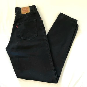 Svarta Levi’s jeans - Supersnygga Levi’s jeans i modellen 901, köpte dom på sellpy och dom är tyvärr för små på mig :( dom är högmidjade och svarta och supersnygga!! lite slitna längst ner, men annars som nya! skriv för fler bilder eller mått, och frakt är inkluderat i priset! (kan kanske mötas upp i sthlm annars) ✨