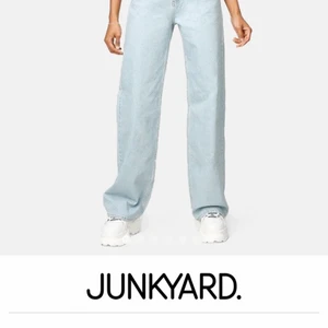 Wide leg jeans - Säljer dessa trendiga jeans från junkyard eftersom dom har blivit för små för mig. Måttligt använda. Pris kan ändras vid snabb affär. Bor i Stockholm och ansvarar ej för postens slarv.
