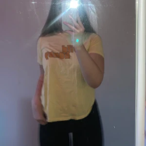 T-shirt - Gul T-shirt ifrån ginatrico i storlek S. Med texten ”Wild honey”. Använd fåtal gånger då jag inte gillar att ha T-shirt annars super fin!     Köparen står för frakten på 59 kr Betalning sker via swish 