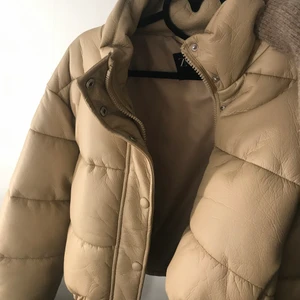 Beige Pufferjacket zara - Superfin varmare jacka från Zara i fejk läder. Använd endast en gång eftersom jag har för många jackor. Den sitter bra på mig som har storlek xs-s. 