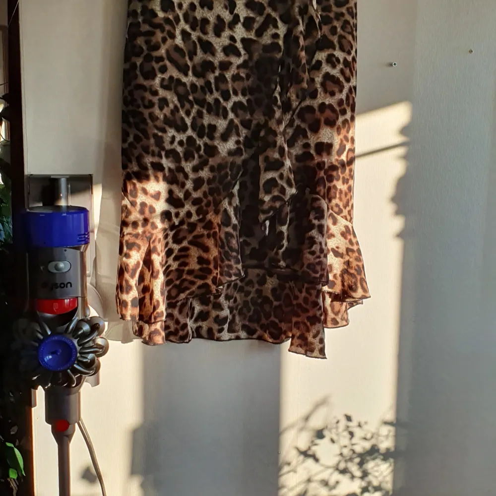 En åkt leopard kjol som är utsåld. I mycket bra skick och användade bara 3 dager.  Finns fler bilder och köpare står på frakt .pm för mer information . Kjolar.