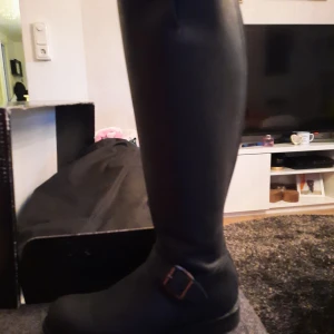 Sprillans nya Primeboots  - Säljer ett par sprillans nya höga Primeboots nypris 4300kr Dom har bara legat i kartongen och känner nu att jag aldrig kommer använda dom 🙈 Skickar med underhåll på skorna  Ingen idé att bjuda mindre för jag har inte bråttom att sälja dom 1500kr Strl 38