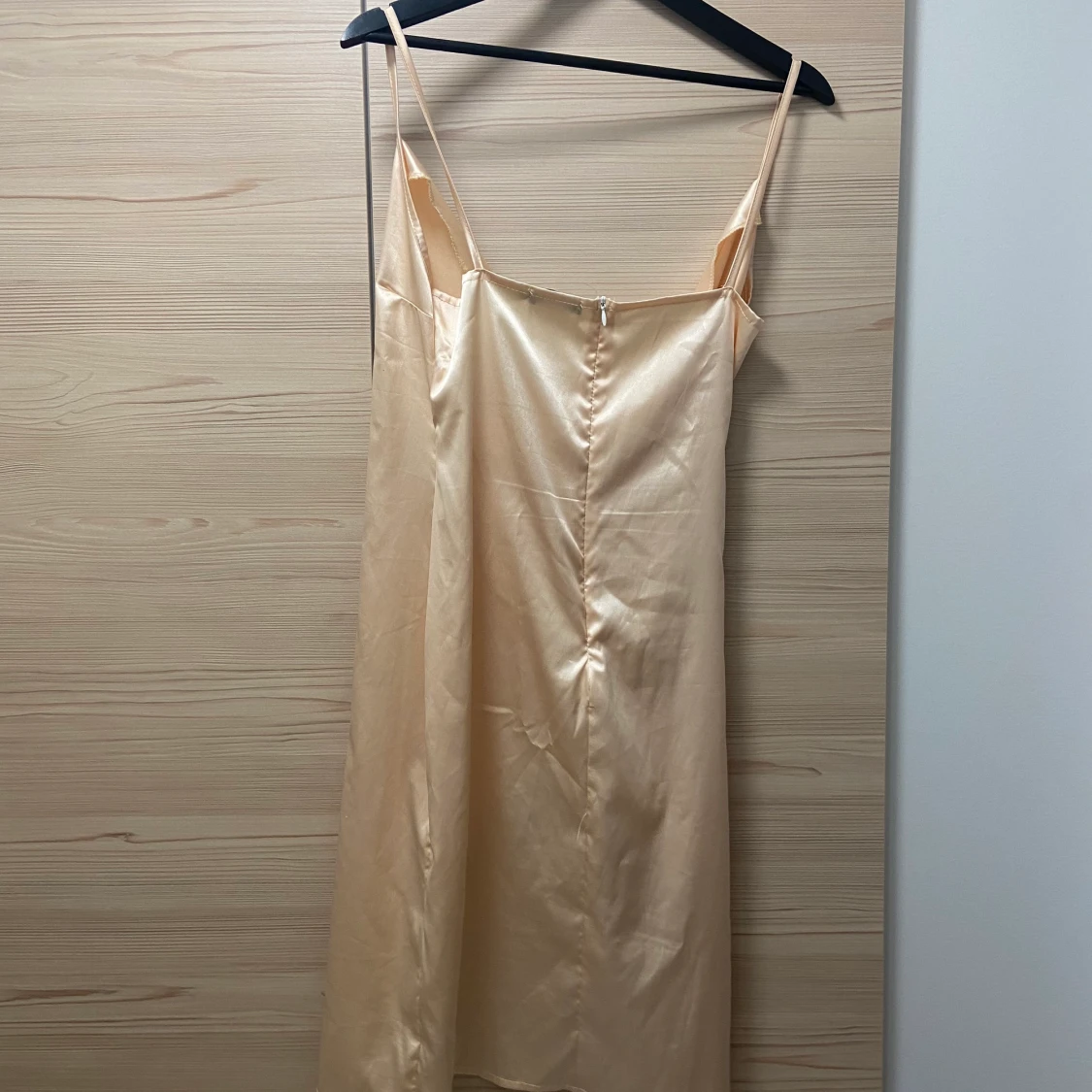 Guldig klänning från bohoo - 90